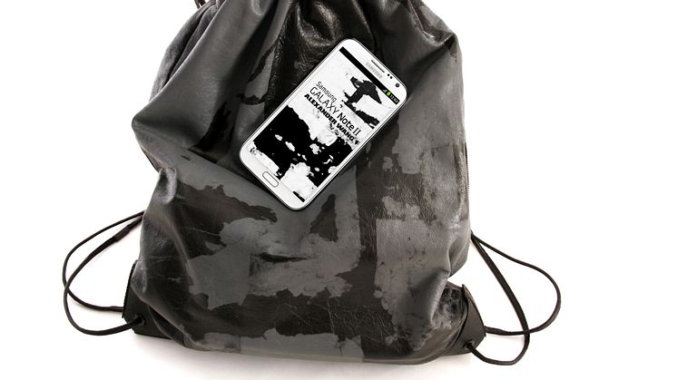 Alexander Wang har i samarbejde med Samsung designet en gym sack i blødt lammeskind
