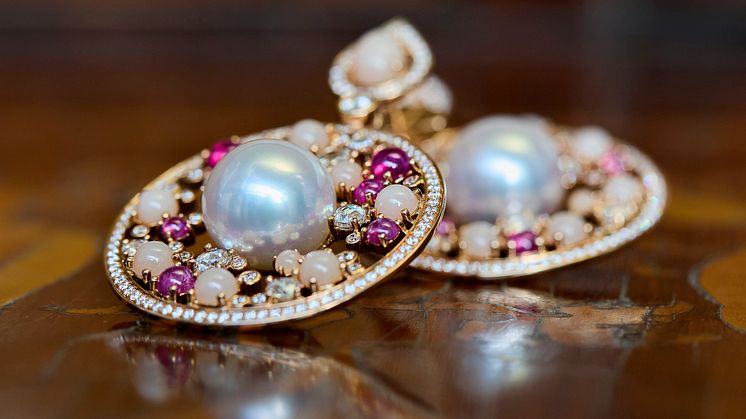 Queen Charlotte earrings 05