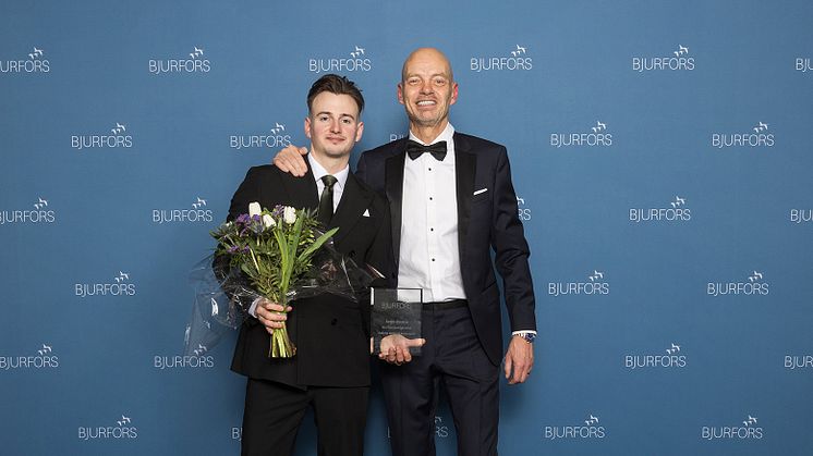 Årets rookie Gabriel Rolland Andersson vid prisutdelningen med Ola Lundqvist, ägare.