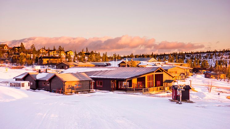 Det nya Sport & Eventhuset mittemot hotellet med ski in, ski out möjlighet från backen och längdspår.