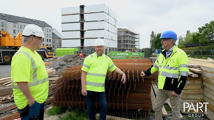 Intervju om bostadsmoduler och industriellt byggande på byggarbetsplats i Uppsala.