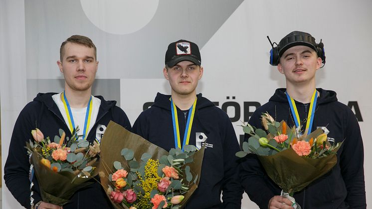 Medaljörerna i SM för unga plåtslagare 2023. Till vänster Markuss Teraudkalns, i mitten vinnaren Pontus Andersson och till höger Eddie Embretsen.