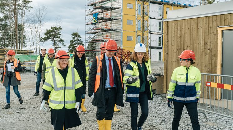 Finansminister Magdalena Andersson besökte BoKlok Lännbohöjden