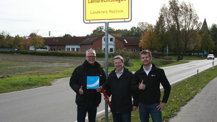 Sie freuen sich auf das neue Glasfasernetz: Projektleiter Andreas Dankert, Bürgermeister Holger Kutschke und Tjark Hartmann (ebenfalls DG)