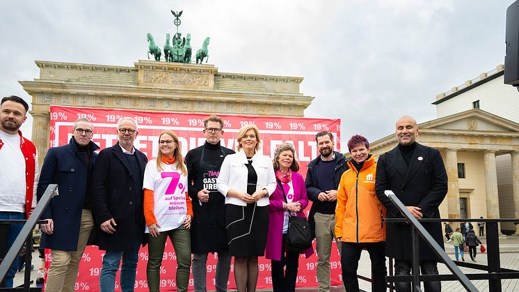 Ein breites Bündnis traf sich zur Kundgebung am Brandenburger Tor, um die Regierung noch einmal mit Nachdruck auf die Notwendigkeit der Entfristung der Mehrwertsteuer hinzuweisen.