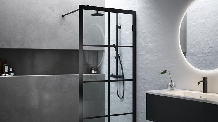 Pyöreä Selfie -peili ja 180° Ristatekevät kylpyhuoneesta tyylikkään. Musta on ajatonta - niin luonnossa kuin kylpyhuoneessakin.