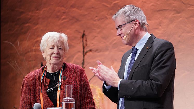 Lena Nordesjö mottog medaljen från riksantikvarie Lars Amréus hand på scen vid Riksantikvarieämbetets Höstmöte på onsdagen. Foto: Fredrik Streiffert (CCBY)