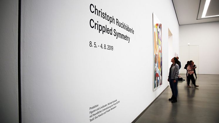 Blick in die Ausstellung "Crippled Symmetry" 