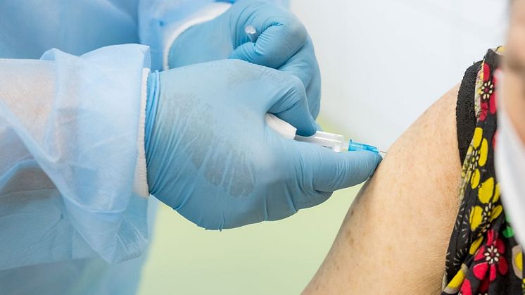 Nu börjar höstens vaccinationer mot covid-19 i Dalarna. De som fyller 80 år i år eller är äldre kommer att kunna boka tid för en ytterligare påfyllnadsdos, en dos fem, från och med den 24 augusti.