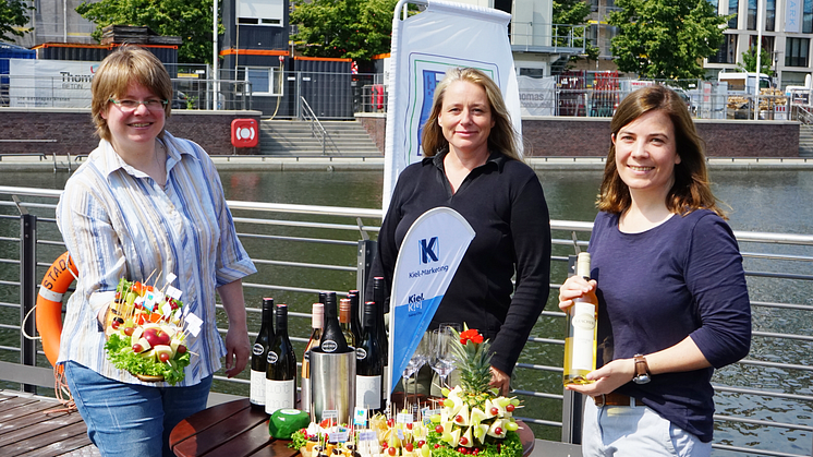 Die Macherinnen von Käse trifft Wein v.l.: Kirsten Möllgaard (KäseStraße SH), Sandra van Hoorn (Landwirtschaftskammer SH) und Kathrin Groß (Kiel-Marketing)