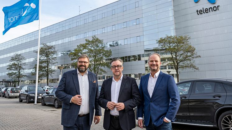 Jacob Møller, bestyrelsesformand i RAH Fiberbredbånd, Lars Thomsen, adm. direktør i Telenor Danmark, og Henrik Møller Nielsen, direktør i OpenNet.