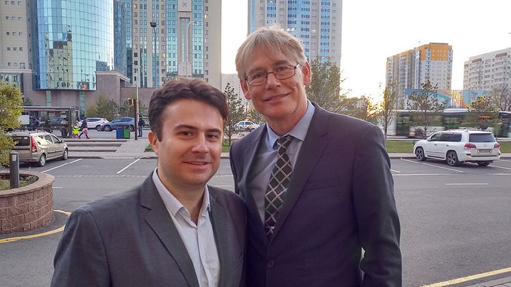 Foto: Från vänster, Maxim Zarnitsyn, som arbetar för Regin i Kazakstan samt Stefan Blom, Group Sales Director på Regin. 