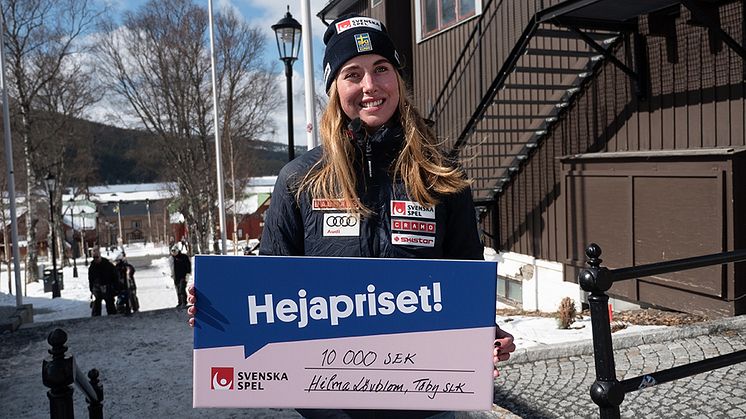 Hilma Lövblom från Täby SLK tar emot 10 000 kronor i form av Svenska Spels Hejapris efter Europacupvinsten.