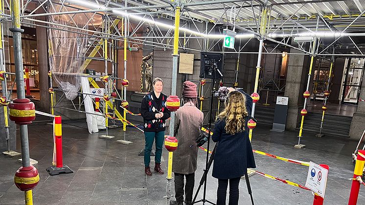 Överintendent Lisa Månsson blir intervjuad av SVT:s Kulturnyheterna om museets ekonomi. Foto Jonas Sverin