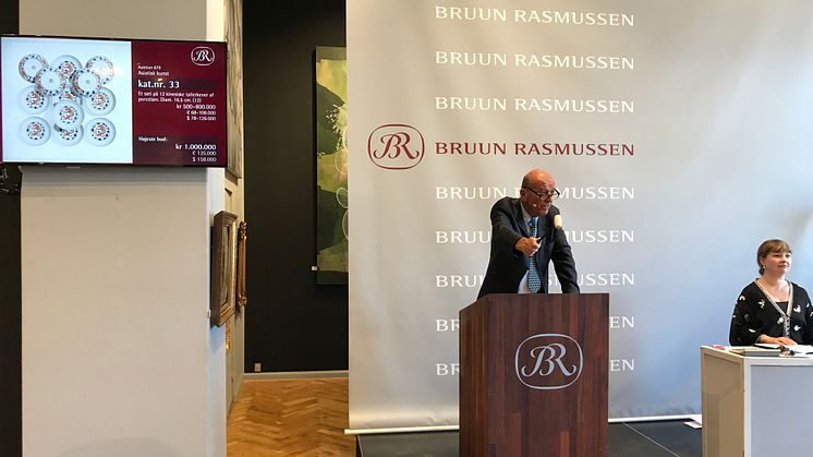 Jesper Bruun Rasmussen sells the 12 dragon dishes for DKK 1 million (€175,000 including buyer’s premium).
