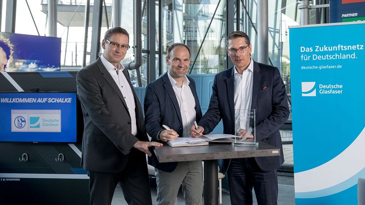 Von links nach rechts: Dr. Stephan Zimmermann, CTO Deutsche Glasfaser, Alexander Jobst, Vorstand Marketing des FC Schalke 04, Uwe Nickl, CEO Deutsche Glasfaser (DG)