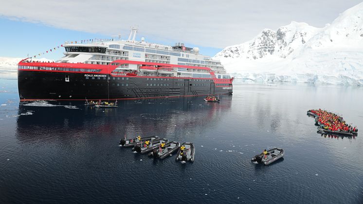 MS Roald Amundsen er det første skipet som har blitt døpt i Antarktis. Foto: Shayne McGuire/Hurtigruten