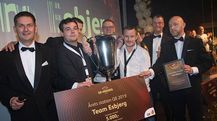 Team Esbjerg modtager prisen som bedste Q8-servicestation i Danmark