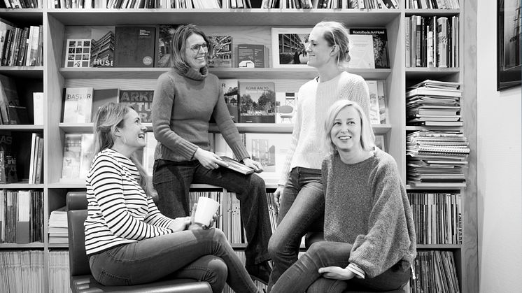 De tre undervisande arkitekterna med en av sina kollegor, fr. v. Kristina Bornholm, Eva Haraldsson, Rebecka Carlsson, ansvarig för handledning av examensarbeten och Johanna Lindroos.