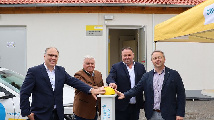 Die Bürgermeister der Gemeinden Niederwinkling, Ludwig Waas (2.v.l.), und Mariaposching, Martin Englmeier (3.v.l.) bei der offiziellen Inbetriebnahme der Schaltstation in Niederwinkling mit Vertretern der Bayernwerk Netz GmbH.