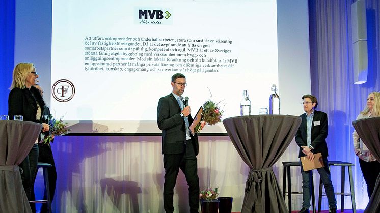 Marcus Remelin från MVB tar emot priset för Årets Fastighetspartner