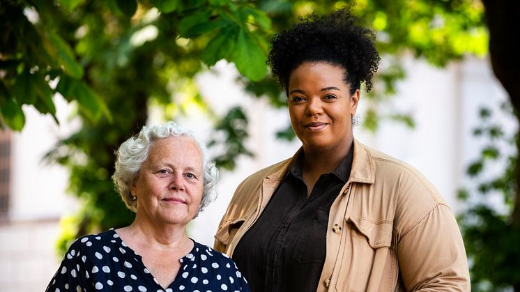 Johanna Berg och Maria Fröhlich, författare samt illustratör av "Afrosvenskar – 15 berättelser ur historien". Foto: Karl Zetterström.