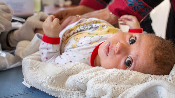Zuka, tre månader, får livsviktigt vaccin i Aleppo, Syrien. Coronapandemin har lett till stora störningar inom barn- och mödrahälsovården, något som nu riskerar att utradera årtionden av framsteg i kampen mot barnadödlighet. Foto: © UNICEF/Chnkdji