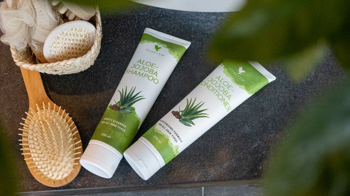Aloe-Jojoba Shampoo ja Conditioner sisältävät Aloe veraa ja luonnollisia öljyjä, jotka vahvistavat, kosteuttavat ja pehmentävät hiuksia ja hoitavat hiuspohjaa.