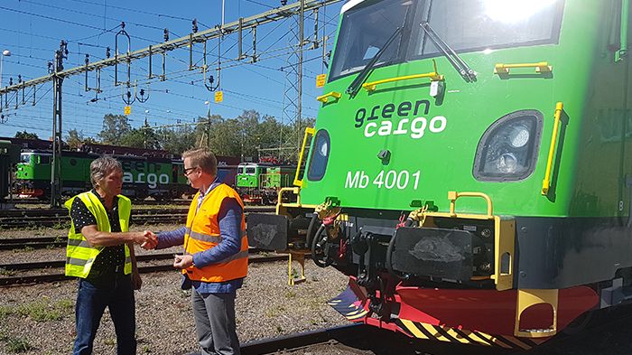 Green Cargos fordonsdirektör Markus Gardbring (till höger) får nycklarna till Transmontana-loken av Catalin Isoub, marknadsansvarig på Softronic, leverantör av tågen.