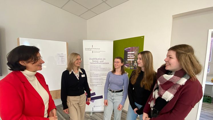 Die Studieninteressierten Chiara Hohmann (v.r.), Emely Wagner und Leonie Salber tauschten sich beim Hochschulerkundungstag der EHD mit Prof. Dr. Susanne Gerner und Prof. Dr. Gotlind Ulshöfer über das Studium am Standort Schwalmstadt-Treysa aus.