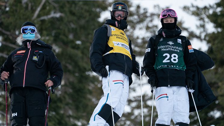 Ludvig med den gula ledarbibben innan tävling. Foto: Steven Earl/U.S. Ski Team