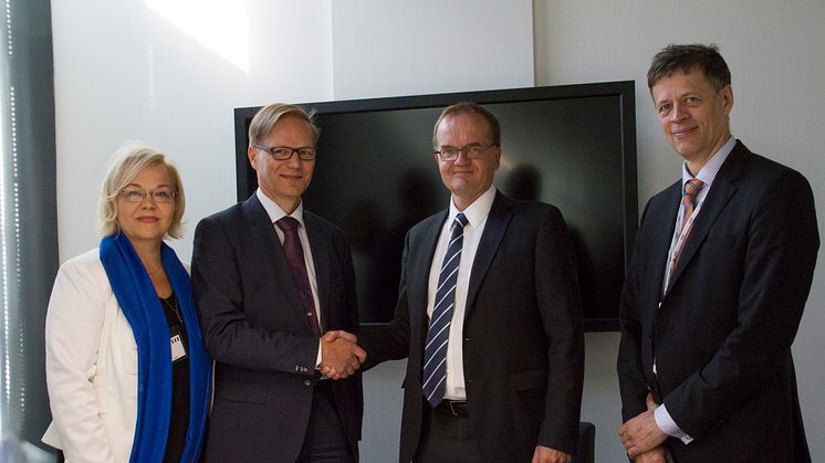 Tekes, Finland's kontor for finansiering av innovasjon, og IBM har idag signert en omfattende partnerskapsavtale. Fra venstre mot høyre: Maarit Palo (IBM), Tuomo Haukkovaara (IBM), Pekka Soini (Tekes), Mika Lautanala (Tekes)