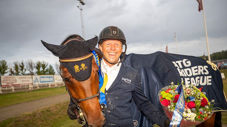 Jens Fredricson och Markan Cosmopolit (SWB) vann ATG Riders League 1,50 på Sundbyholm på lördagskvällen. Foto: Roland Thunholm