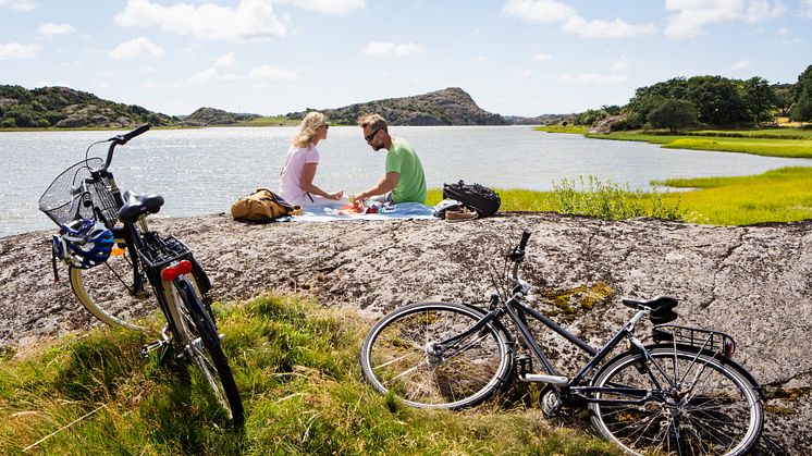 Øya Tjörn tilbyr mange fine sykkelruter langs vannet. Foto: Roger Borgelid