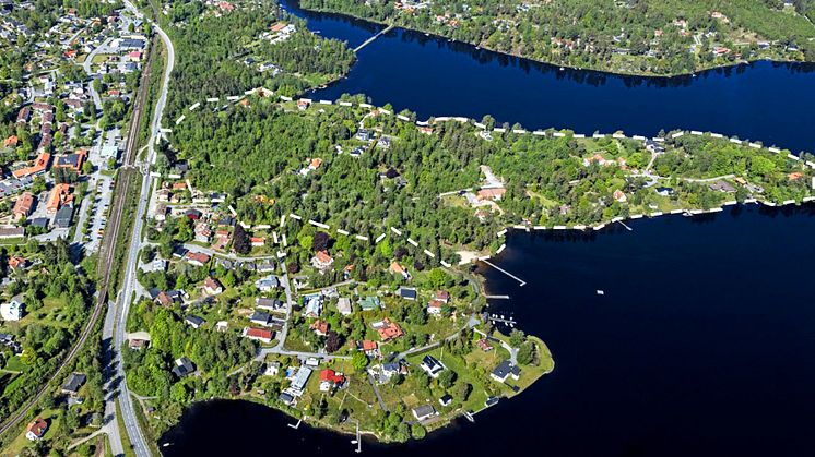 Bocköhalvön är en landtunga i Västra Nedsjön i Hindås. Kommunen har planerat att bygga ut halvön i mer än tio års tid. Foto: Bergslagsbild, 2020.