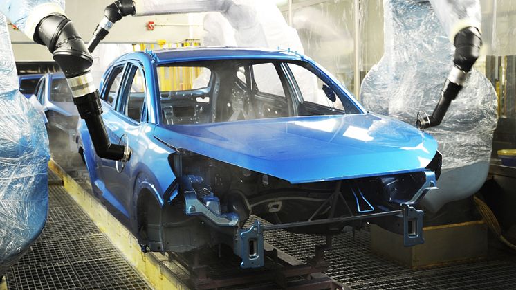 Syv liter maling over syv timer er nødvendig for å lakkere en moderne personbil i dag. Bildet er fra Hyundais produksjonsanlegg i Tsjekkia.