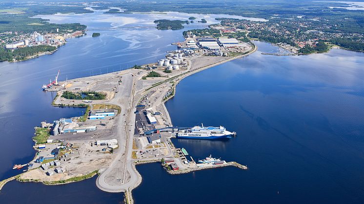 Projektet Blue Supply Chains undersöker möjligheten att erbjuda fossilfria bunkringsbränslen och elladdning i svenska hamnar. Foto från Umeå Hamn, foto: Lars Lindh.