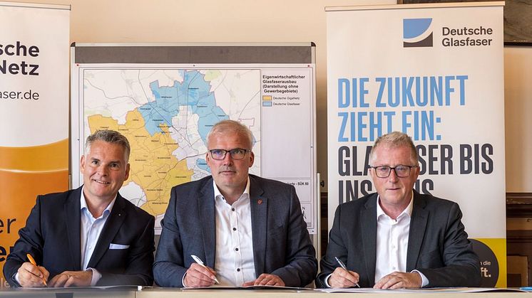 Uwe Rettner (DG, rechts) bei der Vertragsunterzeichnung mit Andreas Bausewein, Oberbürgermeister der Landeshauptstadt Erfurt (Mitte) und Sören Wendler (DGN, links)