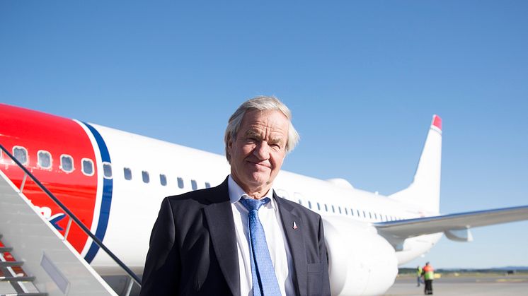 Bjørn Kjos foran Norwegians første Boeing 737 MAX-fly 
