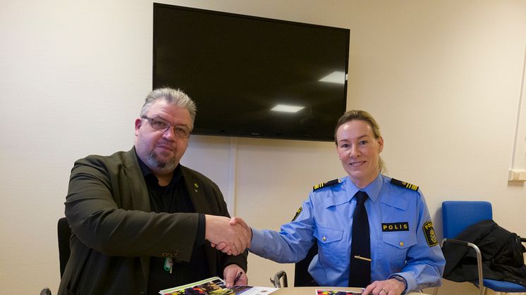 Teddy Nilsson (SD), Kommunstyrelsens ordförande och Katrina Lundgren T.f lokal polisområdeschef
