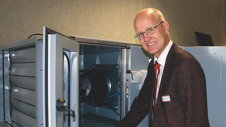 Professor Karl-Josef Albers, chef för laboratoriet för ventilation och luftkonditionering vid Esslingen University of Applied Sciences, är mycket nöjd med den nya "transparenta" AHU.