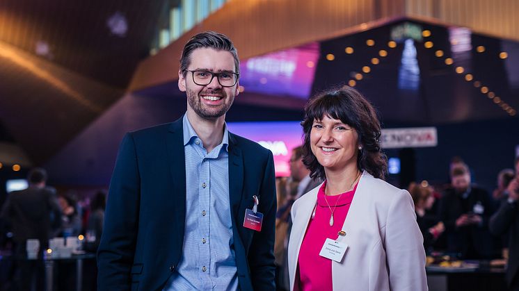 Markedssjef Ole Aksel Sivertsen i Enova og prosjektleder Emma Otervik i Forsvarsbyggs energiledelsesprogram, under Enovakonferansen 2017.