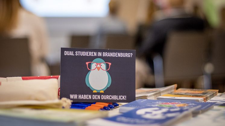 Infomaterial für die Teilnehmenden der Veranstaltung „Duales Studium Brandenburg – Wie werde ich Praxispartner?“, welche Anfang Mai in Fürstenwalde stattfand. (Bild: Lisa Marrold-Schwember)