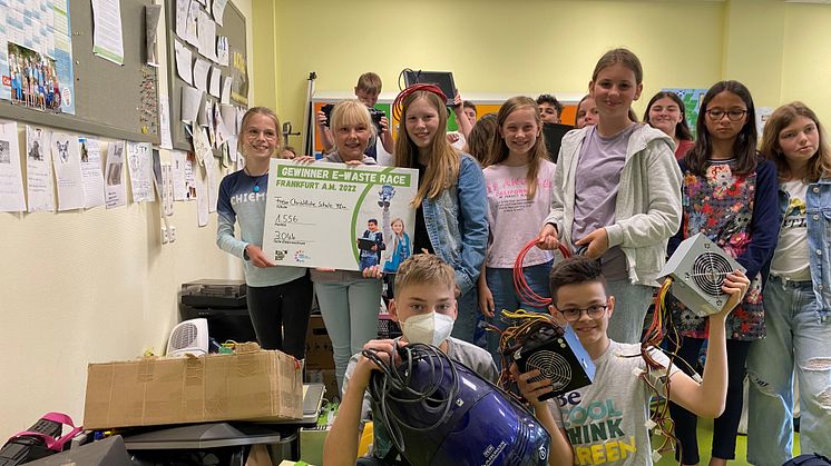 Schüler der Klasse 6R der Freien Christlichen Schule Frankfurt mit dem Spendenscheck der Zurich Kinder- und Jugendstiftung