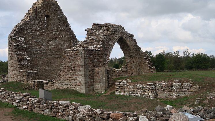 Restaureringen av ruinerna S:t Knuts kapell och fornborgen Gråborg på Öland har nu avslutats.