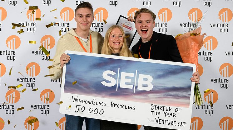 På bild: Lucas Rundén (WindowGlass Recycling), Therese Olsson (VD, Venture Cup) och Emil Falk (WindowGlass Recycling)