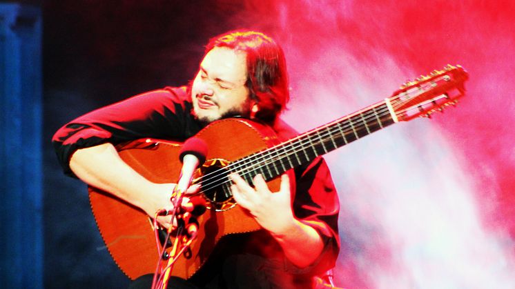 Den brasilianska musikgeniet YAMANDU COSTA spelar med gäster torsdag 10 oktober på Uppsala Gitarrfestival