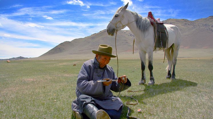 Hästburen herde med pipa, Kovd Aimag, i västra Mongoliet. Foto: Urban Emanuelsson
