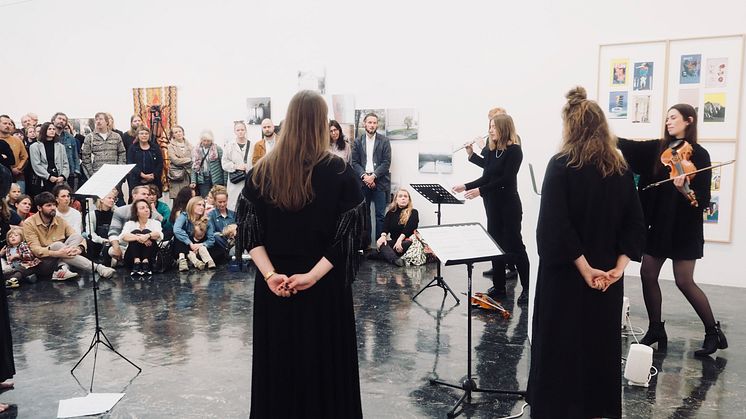 Lørdag formiddag er siste mulighet til å oppleve Kristine Marie Aasvangs performance «Glaumr» – et verk som består av samtidsmusikk, fremført live av musikere under Høstutstillingen.