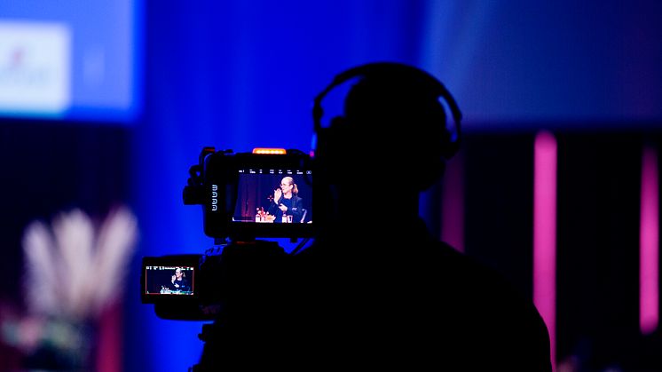 En videokamera filmar en person som tecknar på svenskt teckenspråk. Bilden togs under MTM:s seminarium på Bokmässan 2021. Foto: Christian Andersson/Apelöga